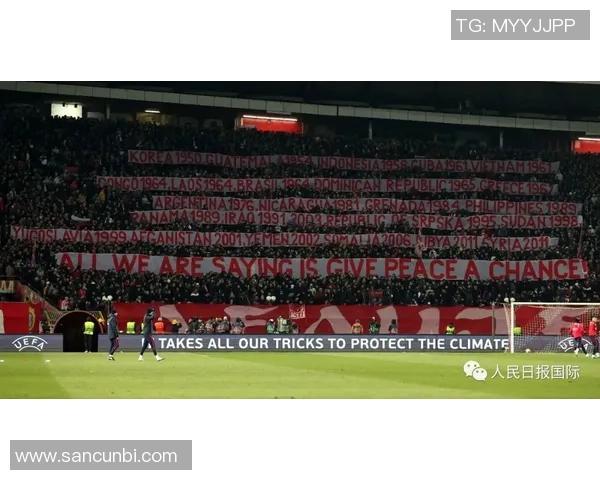 足球赛现场因突发事件覆盖中止球迷反应热烈引发广泛讨论 足球赛现场因突发事件覆盖中止球迷反应热烈引发广泛讨论